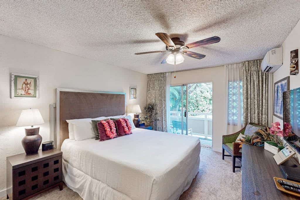 Bright beautiful condo with A/C, WiFi, lanai, pools, & easy beach access