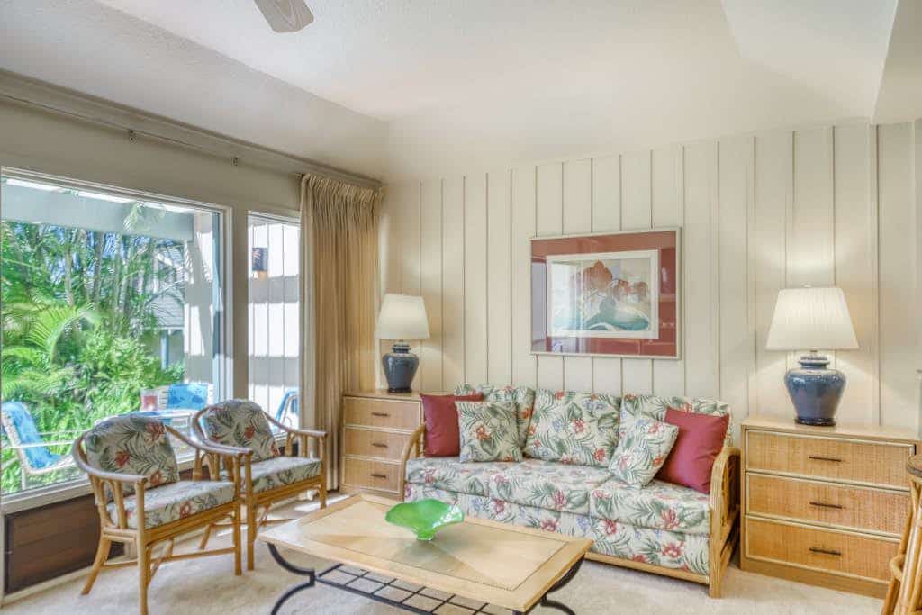 Manualoha #302 condo w/ lanai, W/D & shared pool - walk to the beach, near golf