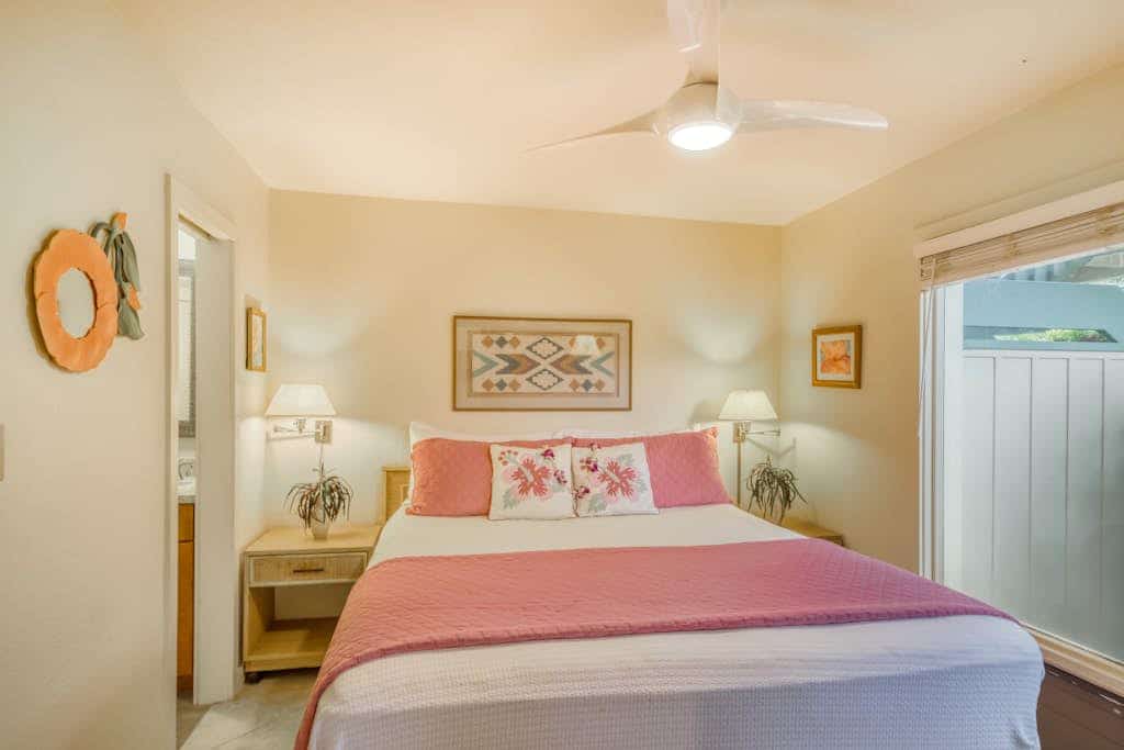 Manualoha #302 condo w/ lanai, W/D & shared pool - walk to the beach, near golf