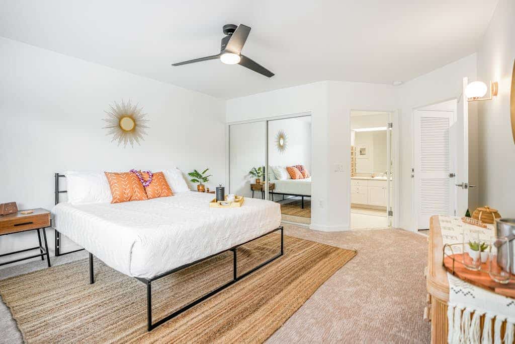 Golf course-adjacent condo with fast WiFi, washer/dryer, pool, & hot tub