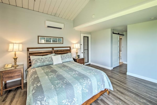 Remodeled, top-floor studio with ocean/Bali Hai view, lanai, AC, pools & tennis