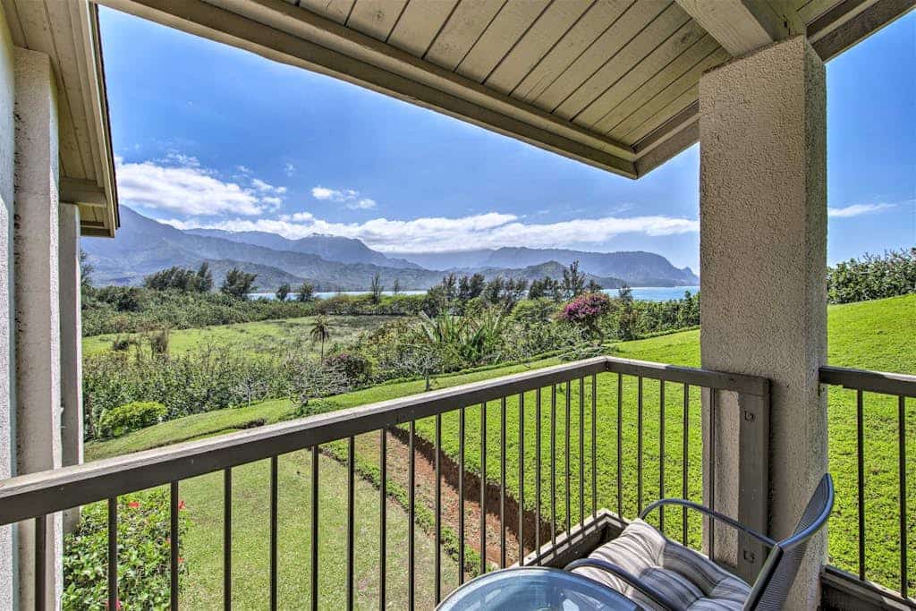 Remodeled, top-floor studio with ocean/Bali Hai view, lanai, AC, pools & tennis