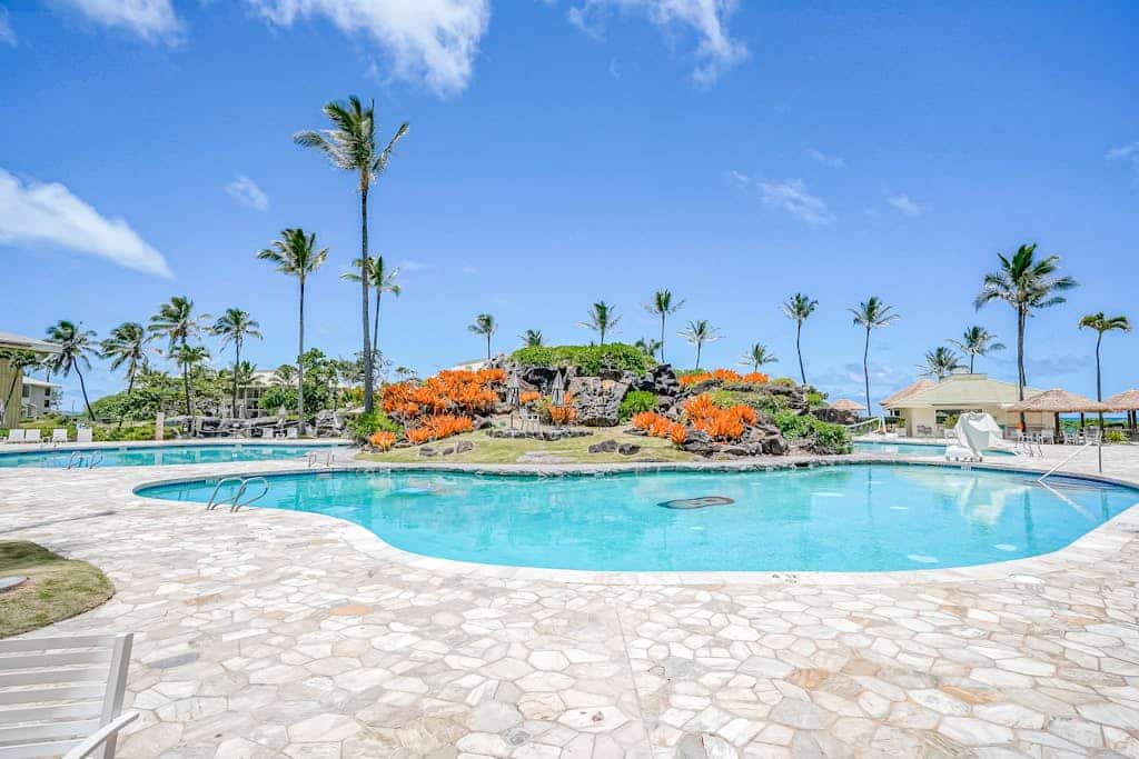 Renovated Condo in an Oceanfront Complex with AC, Lanai, and Pool