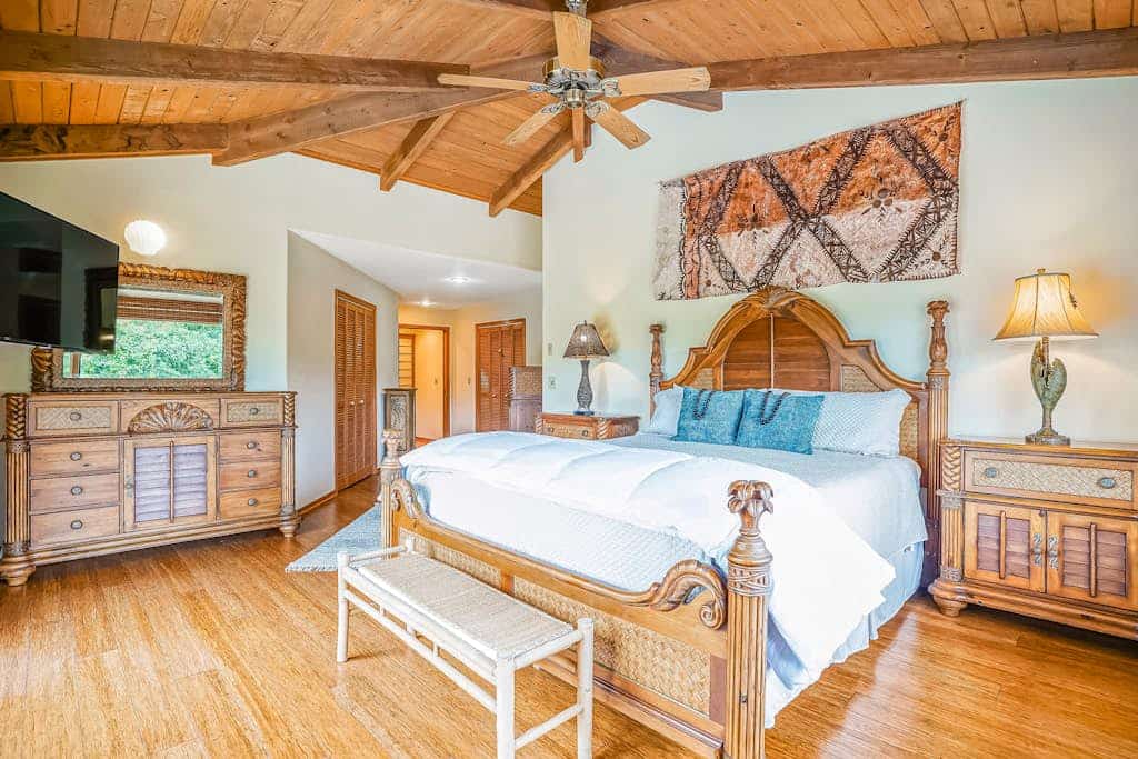 Hawaiian mansion with private pool, hot tub, ocean view, & high-speed WiFi