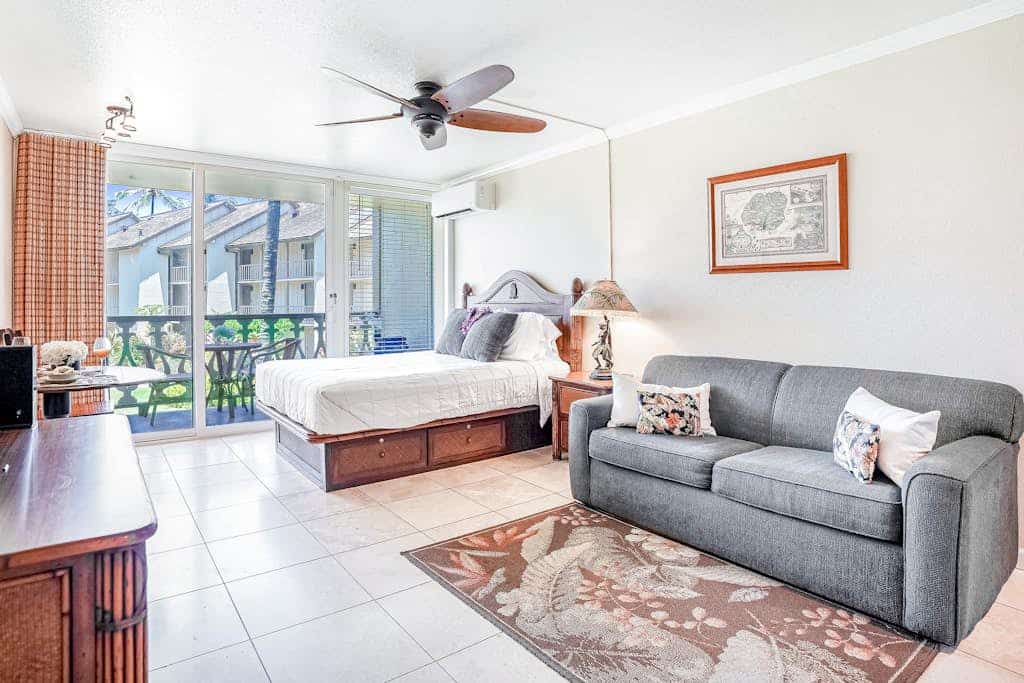 Beautiful Second-Floor Studio w/Free WiFi, Private Balcony + Shared Pool/Hot Tub