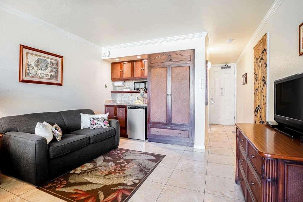 Beautiful Second-Floor Studio w/Free WiFi, Private Balcony + Shared Pool/Hot Tub