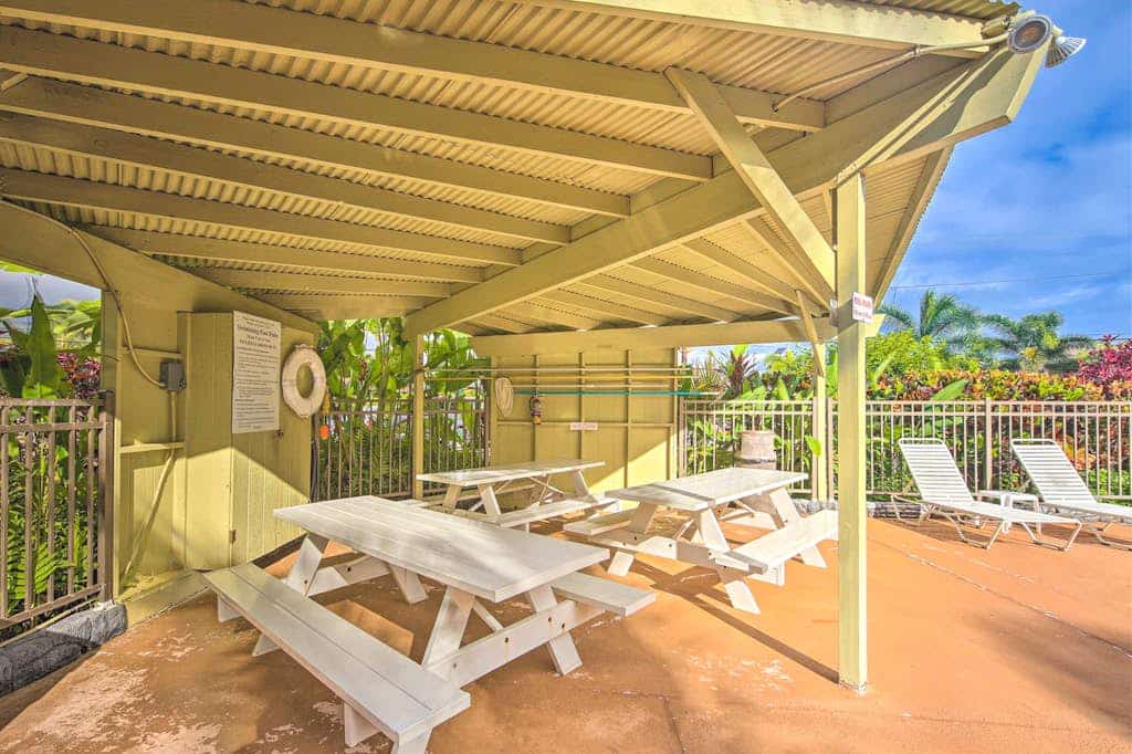 Studio in beachfront property with lanai, outdoor pool & BBQ area