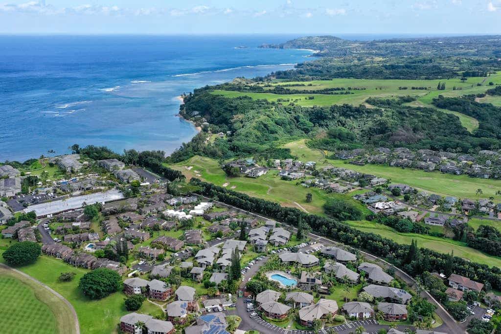 Modern upper-floor condo w/central A/C, lanai, W/D, and outdoor pool