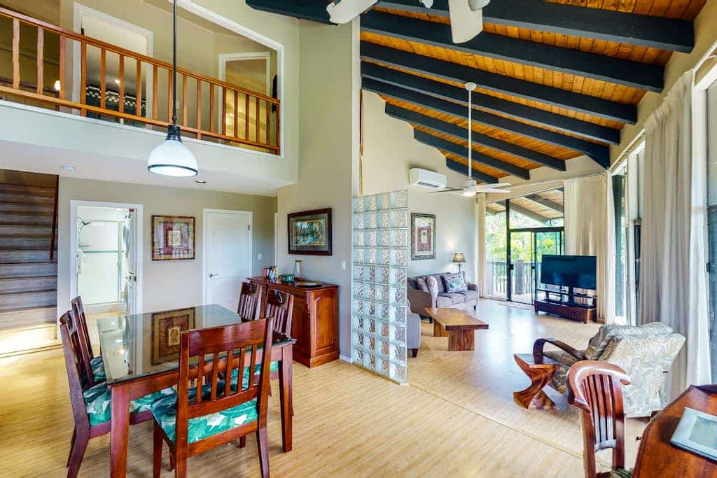 Modern upper-floor condo w/central A/C, lanai, W/D, and outdoor pool