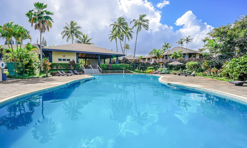 Modern upper-floor condo w/central A/C, lanai, W/D, and outdoor pool