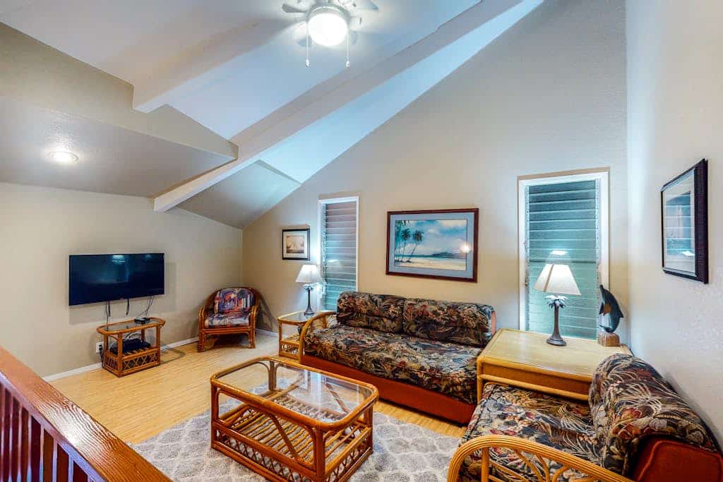 Modern upper-floor condo w/central A/C, lanai, W/D, and outdoor pool