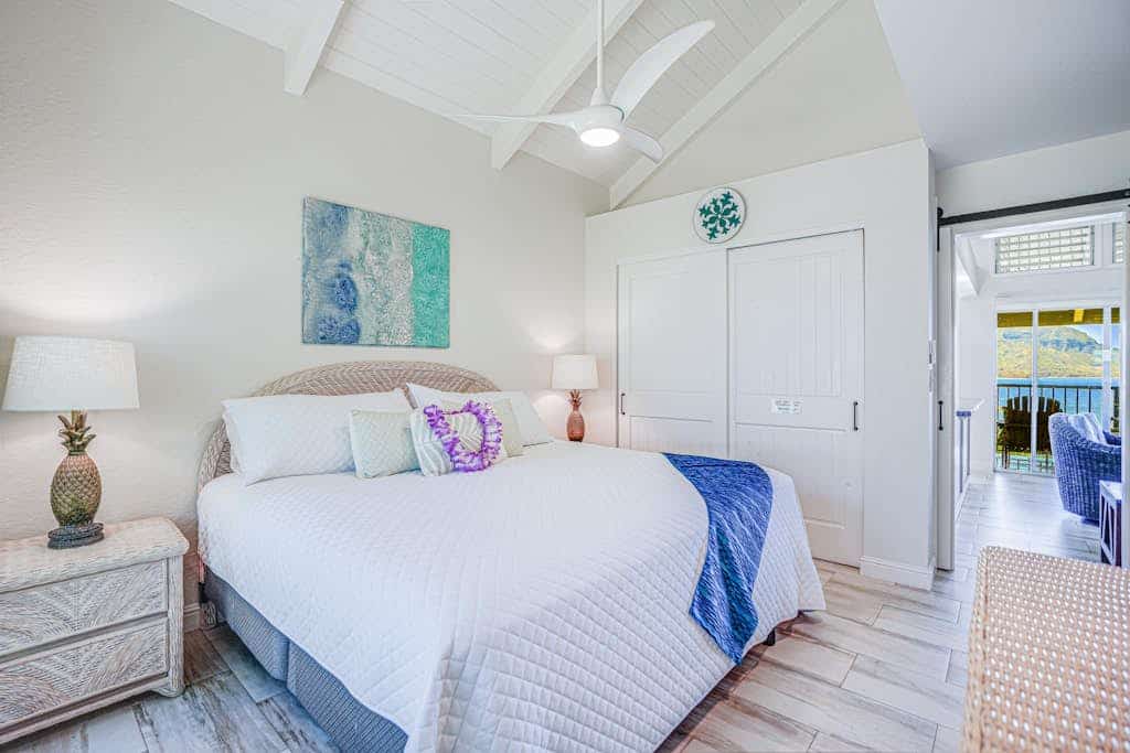 Oceanfront condo with loft, WiFi, shared pool & hot tub, balcony