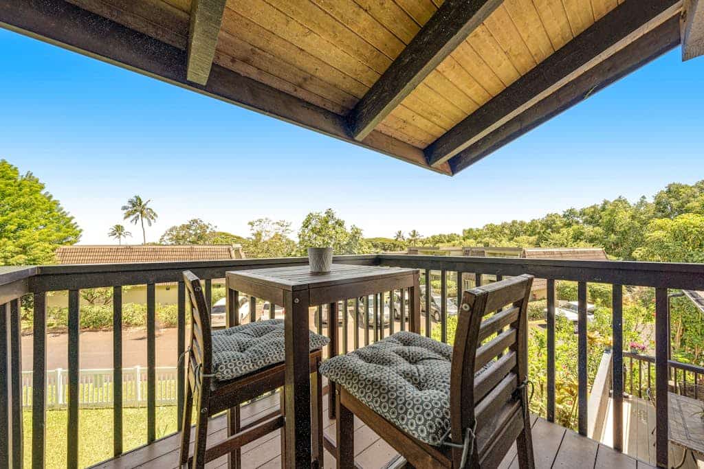 Stunning renovated condo with partial ocean view, onsite pool - walk to beach