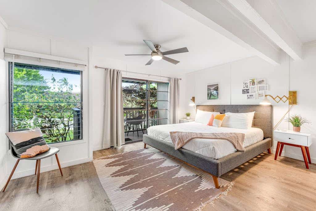 Stunning renovated condo with partial ocean view, onsite pool - walk to beach