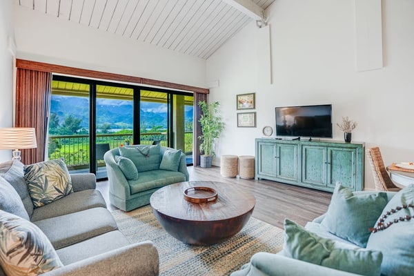 Top floor condo & loft with partial AC, W/D, outdoor pool, hot tub & grills