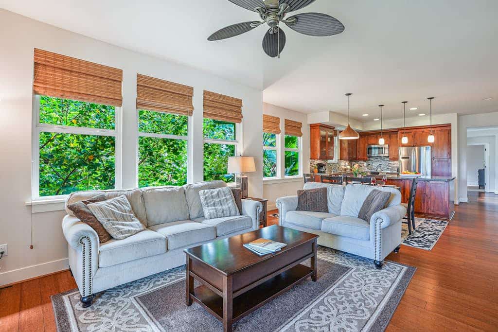 Bright and beautiful condo with pool, hot tub, gym, patio, grill, & WiFi