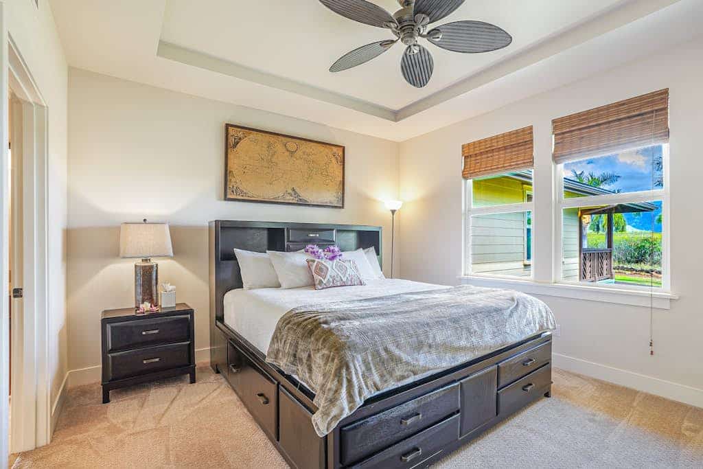 Bright and beautiful condo with pool, hot tub, gym, patio, grill, & WiFi