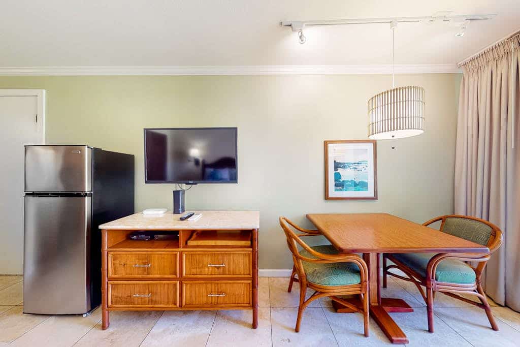 Ground-floor beach studio - ocean-view lanai, AC, steps to pool & hot tub