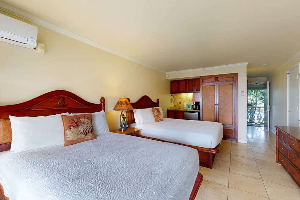 Resort studio condo with ocean-view lanai, AC, steps to beachside pool & hot tub
