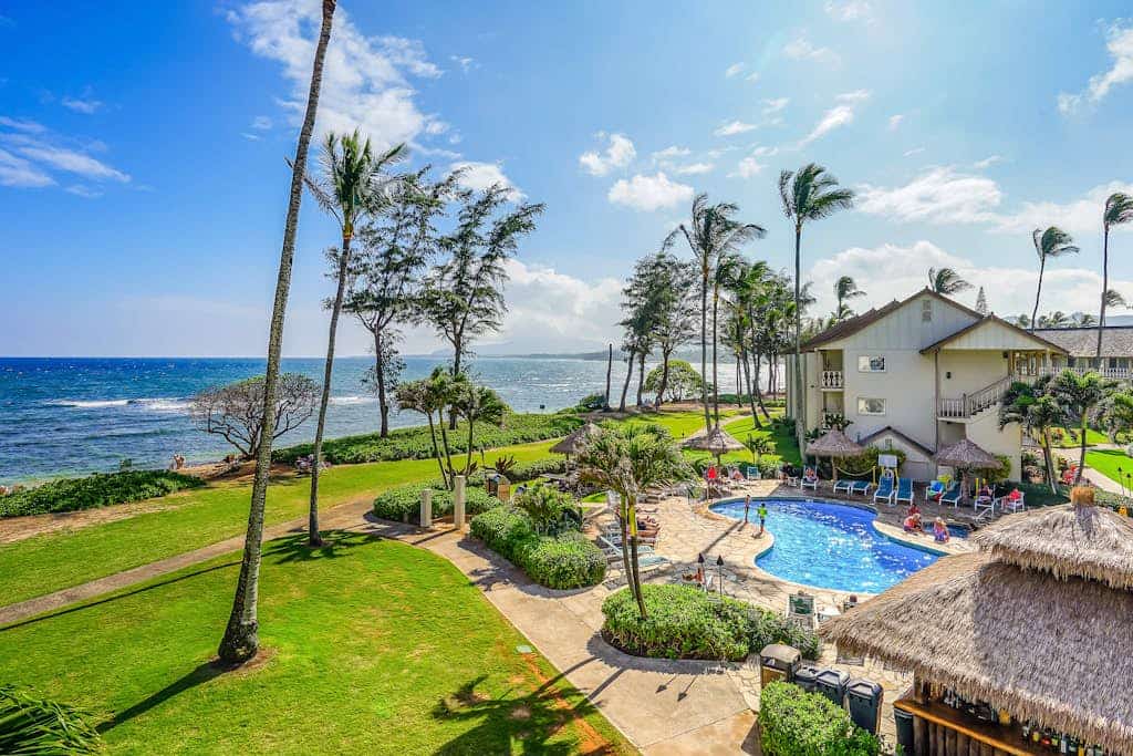 Resort studio condo with ocean-view lanai, AC, steps to beachside pool & hot tub