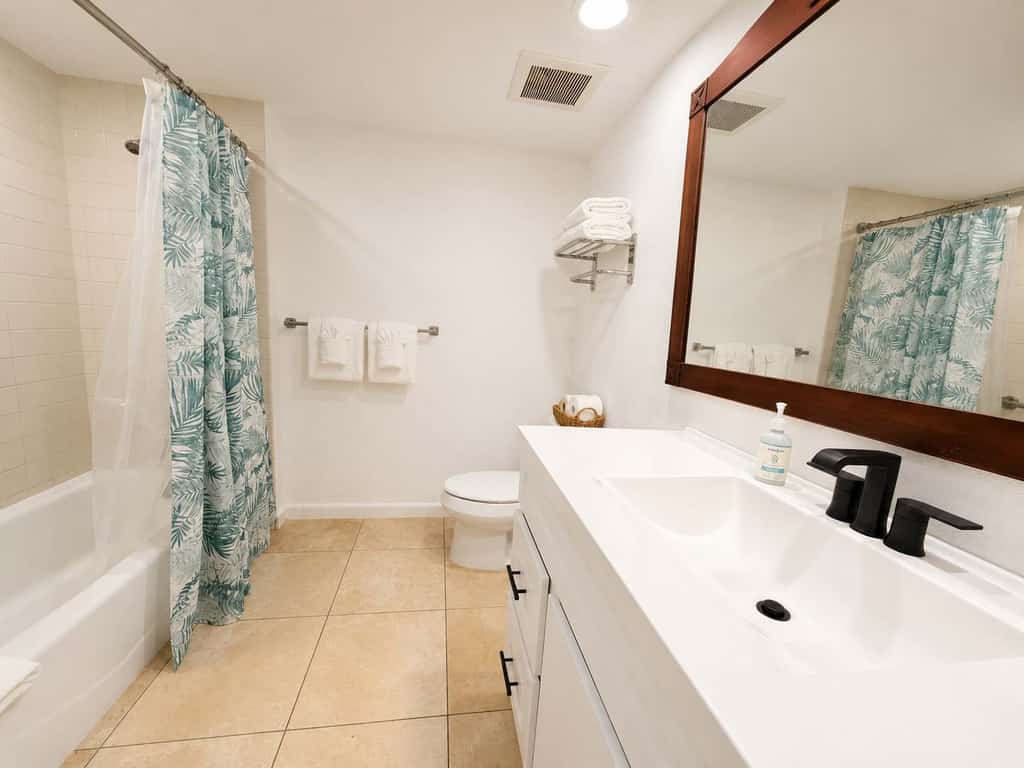 Ground-floor zen studio - ocean-view lanai, AC, steps to beachside pool/hot tub