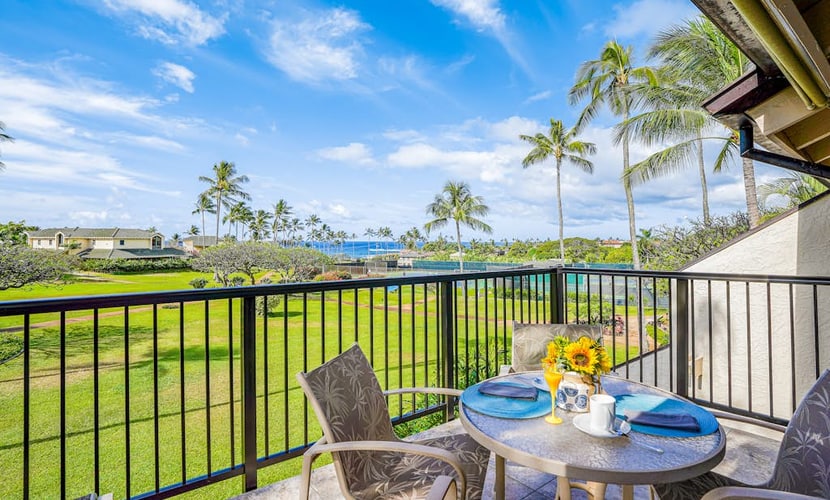 Top-floor ocean-view condo - lanais, two pools, hot tub - walk to Brennecke’s Beach