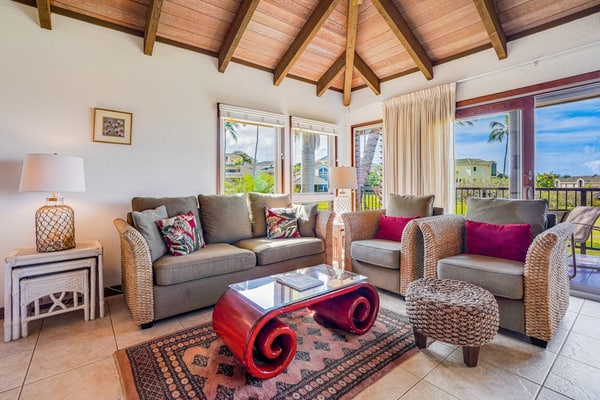 Top-floor ocean-view condo - lanais, two pools, hot tub - walk to Brennecke’s Beach