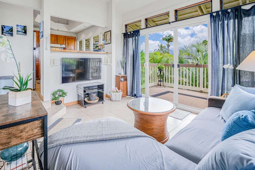 Corner studio with fast WiFi, expansive mountain views, A/C, pool, & grills