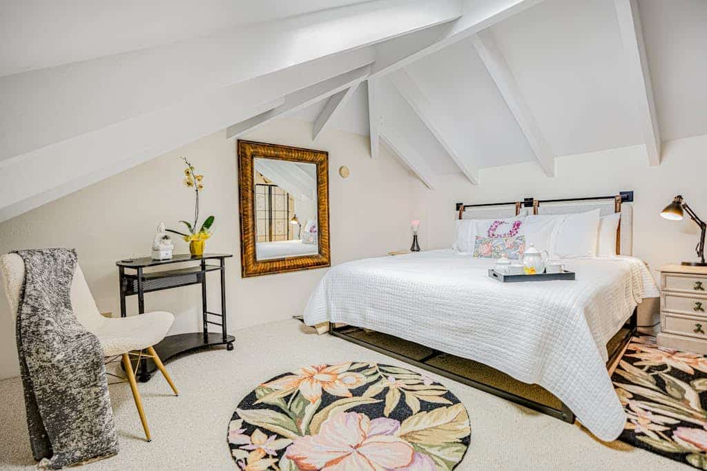 Corner studio with fast WiFi, expansive mountain views, A/C, pool, & grills