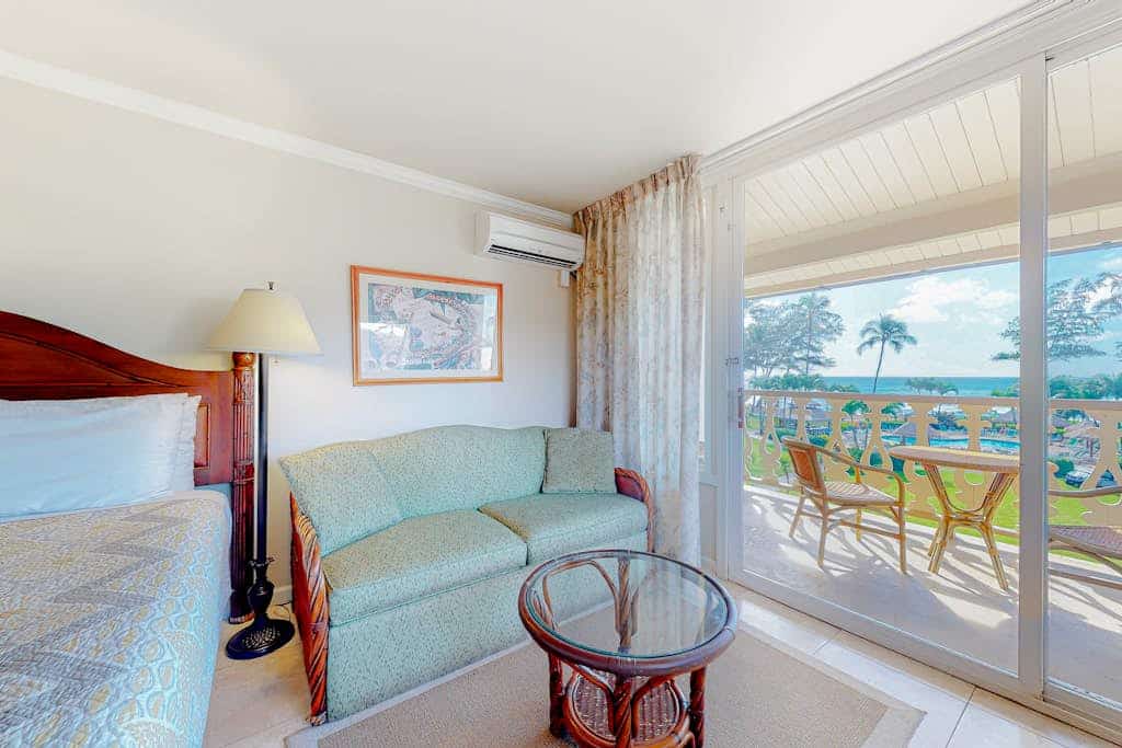 Ocean-view corner unit at oceanfront resort - steps to beachside pool & hot tub