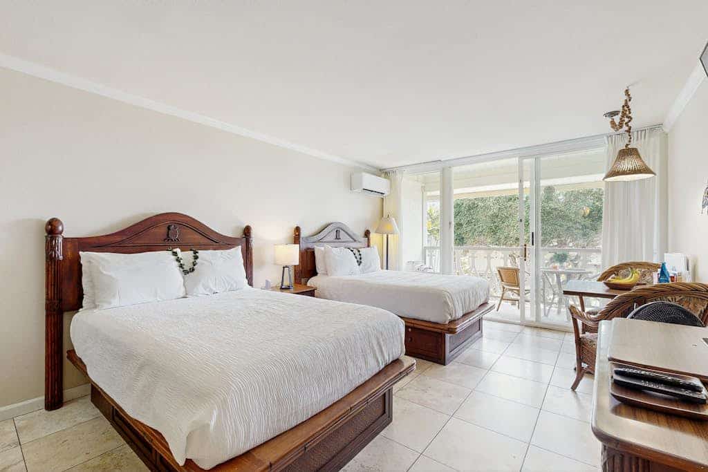 Top-floor beach studio - partial ocean views - steps to beachside pool & hot tub
