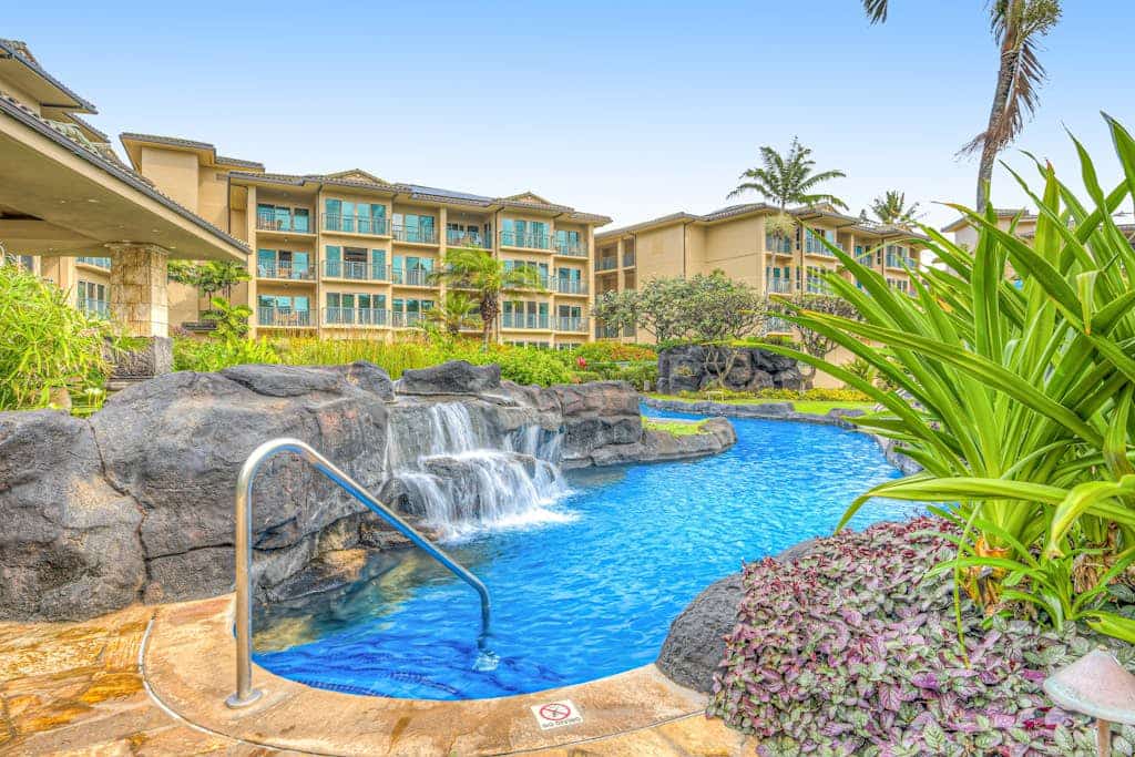 2BD tropical condo steps from the ocean - hot tub, pool, lazy river & gym