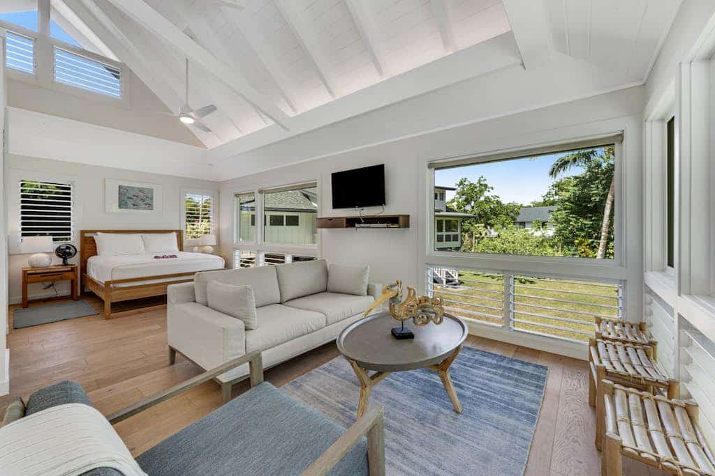 Breathtaking Anini home with guesthouse & steps away from beach