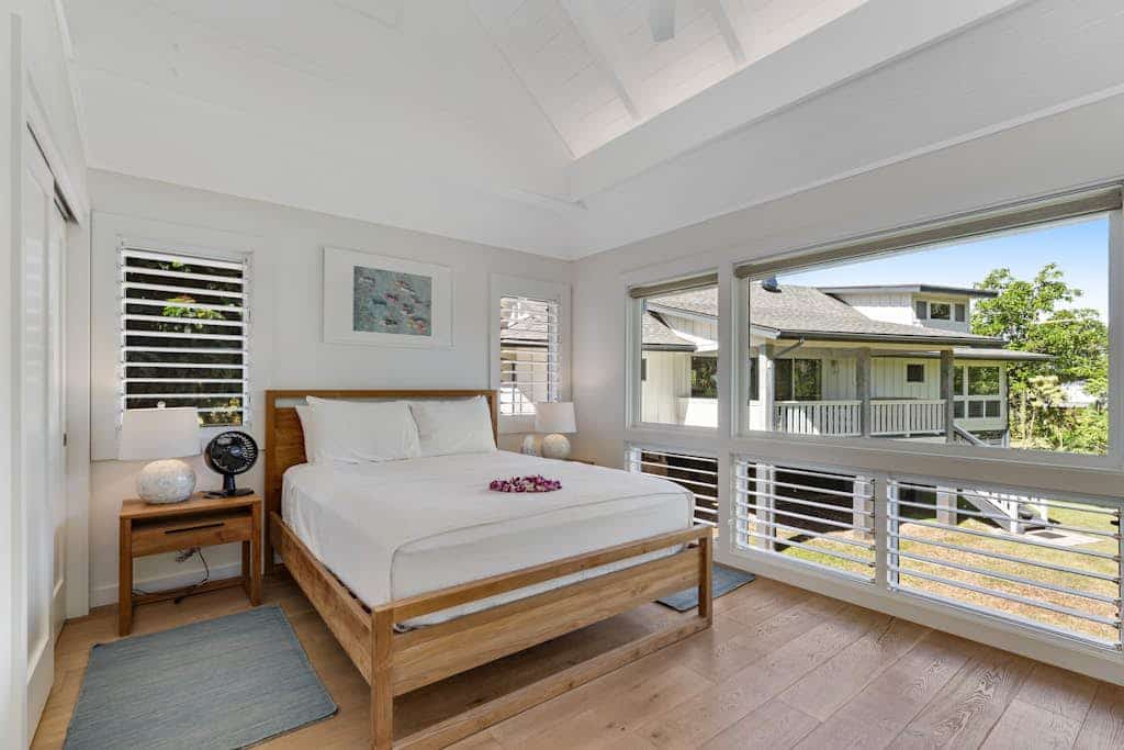 Breathtaking Anini home with guesthouse & steps away from beach