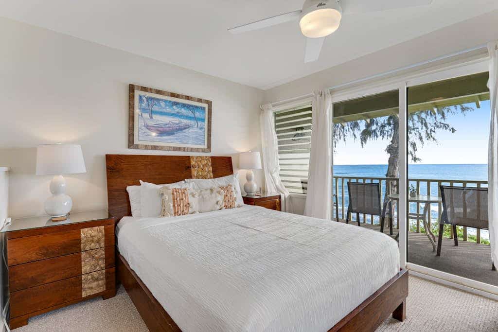 Charming studio with killer ocean views, balcony & outdoor pool