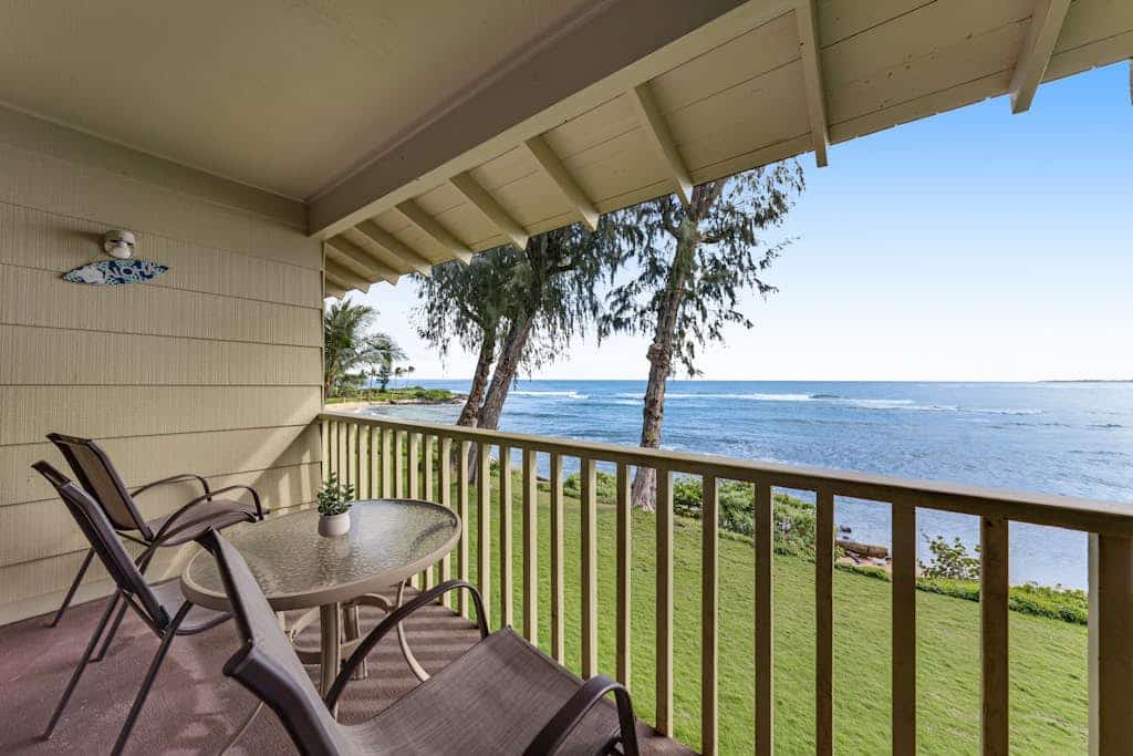 Charming studio with killer ocean views, balcony & outdoor pool