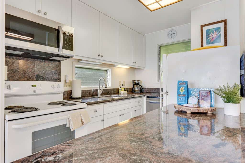 Charming studio with killer ocean views, balcony & outdoor pool