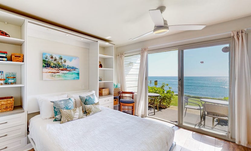 Beautiful oceanfront studio on the beach with outdoor pool & full kitchen