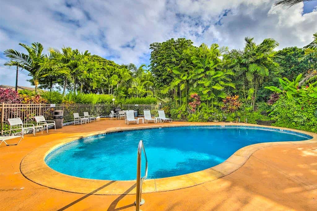 Beautiful oceanfront studio on the beach with outdoor pool & full kitchen