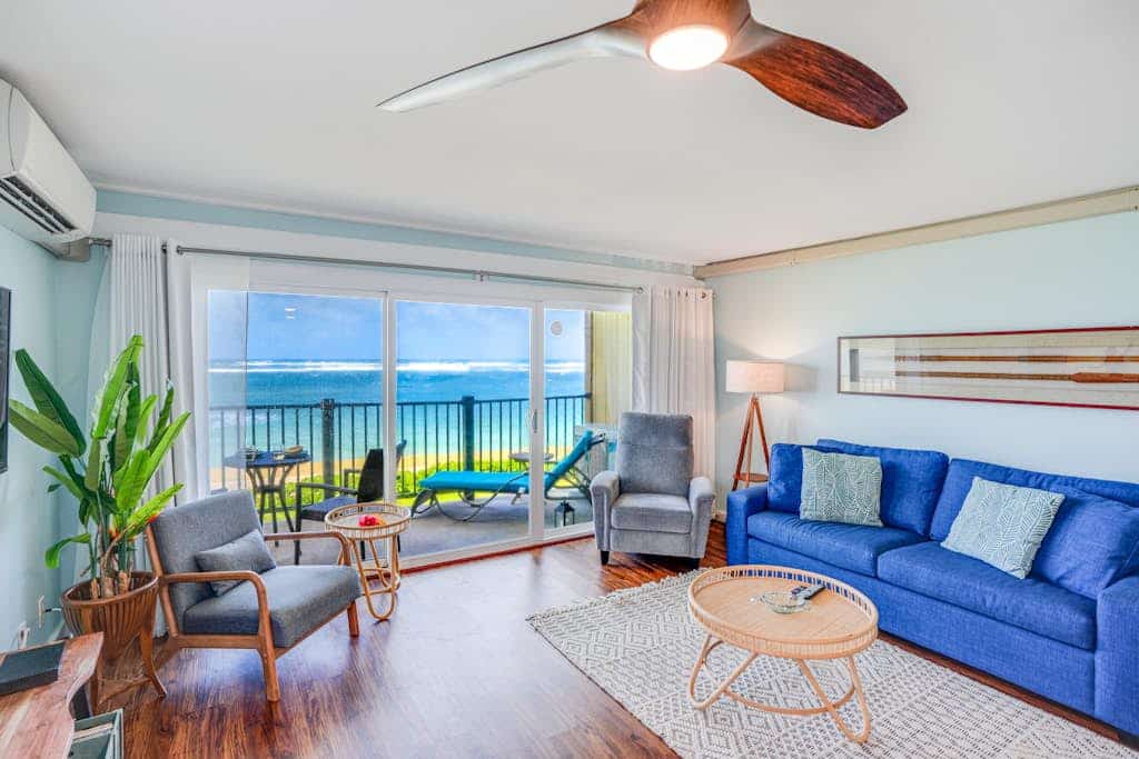 Oceanfront condo with balcony, great view, pool, hot tub - 50 ft to beach