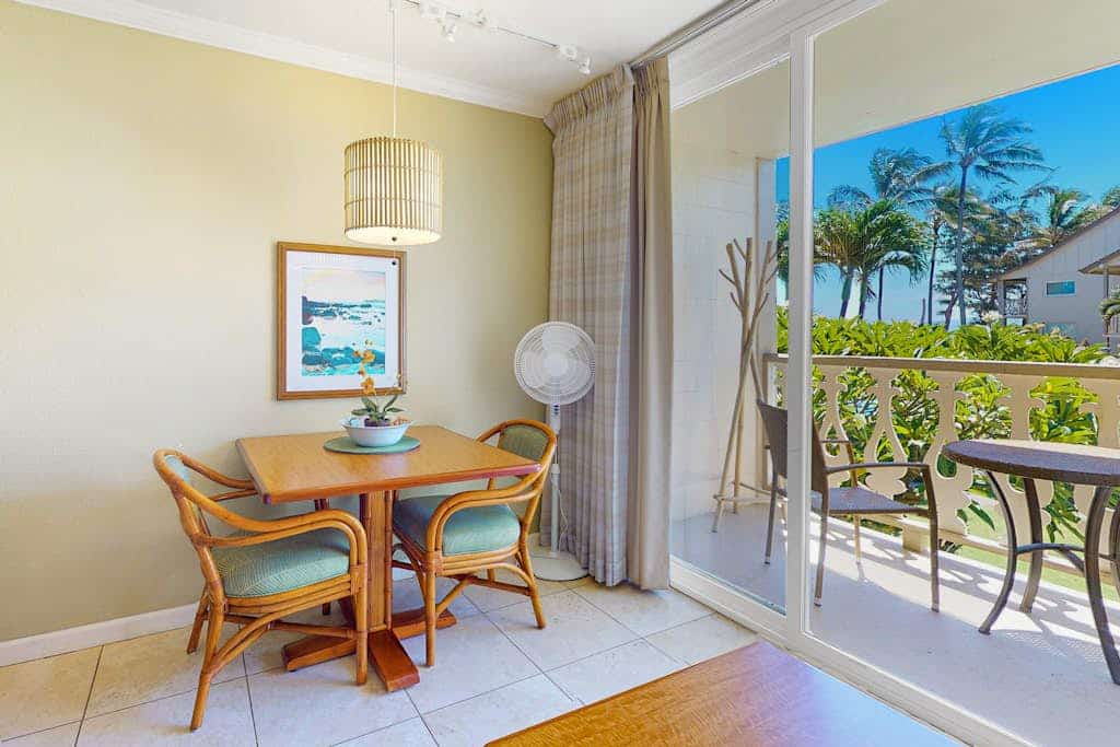 Resort beach condo - ocean-view lanai, fast WiFi - steps to pool & hot tub