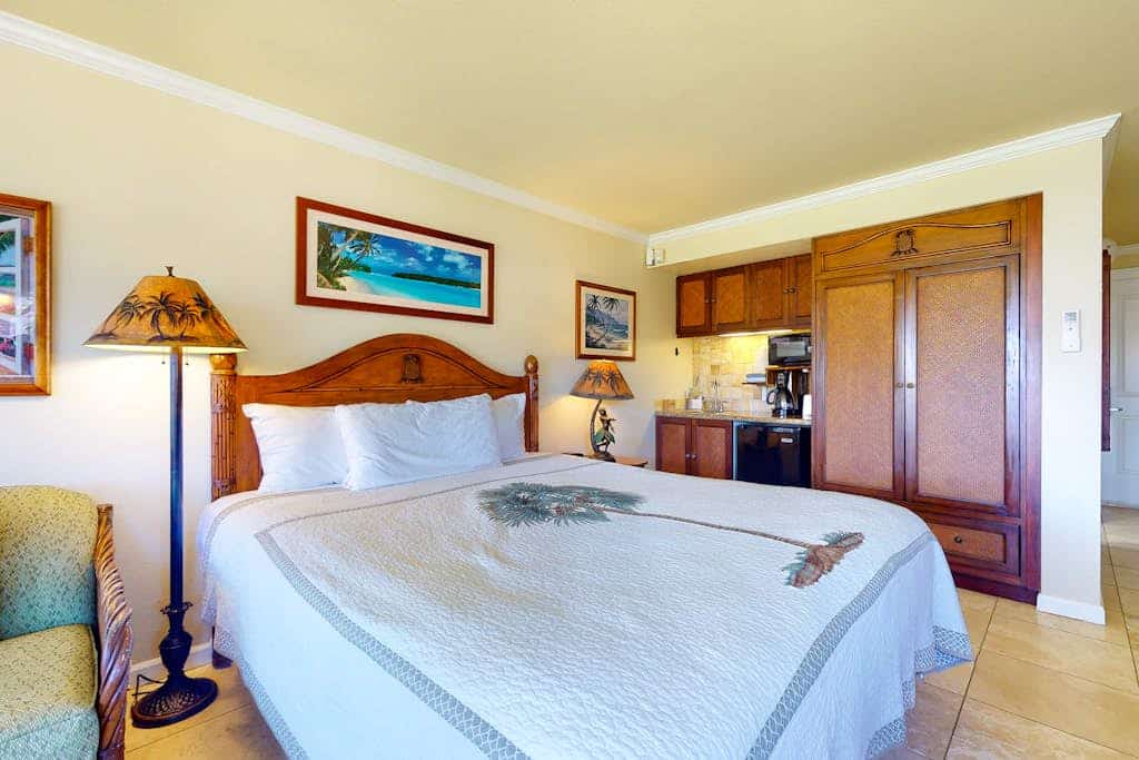 Top-floor beach corner unit - sweeping views - steps to oceanside pool & hot tub