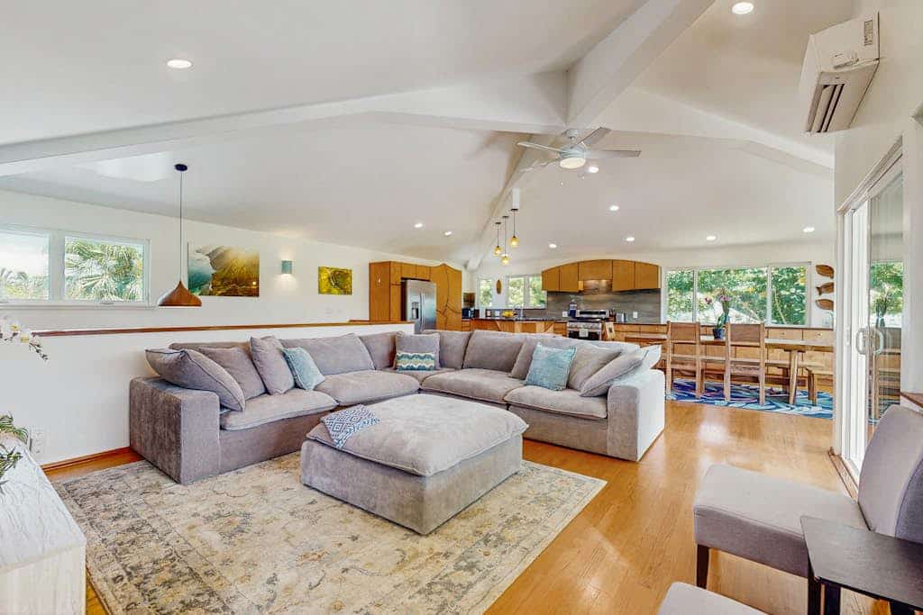 Stunning home , AC, Mtn &waterfall views, 86"TV, walk to beach & golf