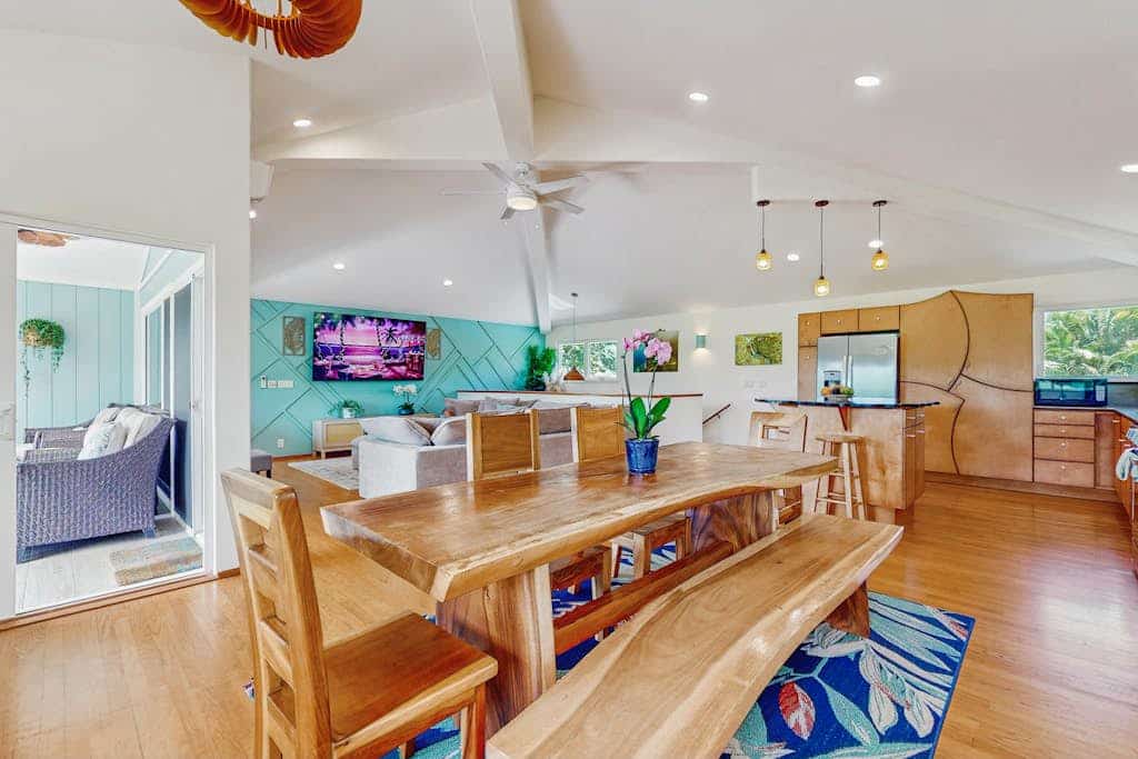 Stunning home , AC, Mtn &waterfall views, 86"TV, walk to beach & golf
