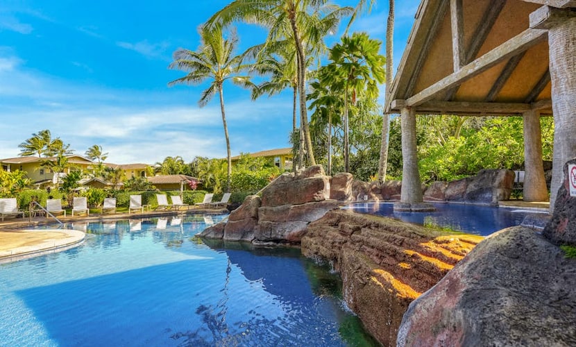 Exquisite condo with lanai, pool, hot tub, central AC, & W/D