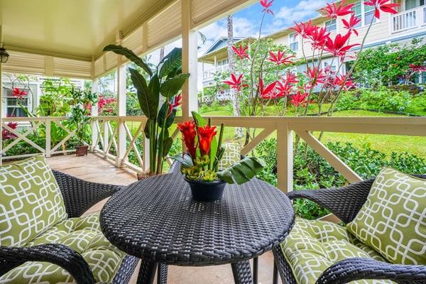 Exquisite condo with lanai, pool, hot tub, central AC, & W/D