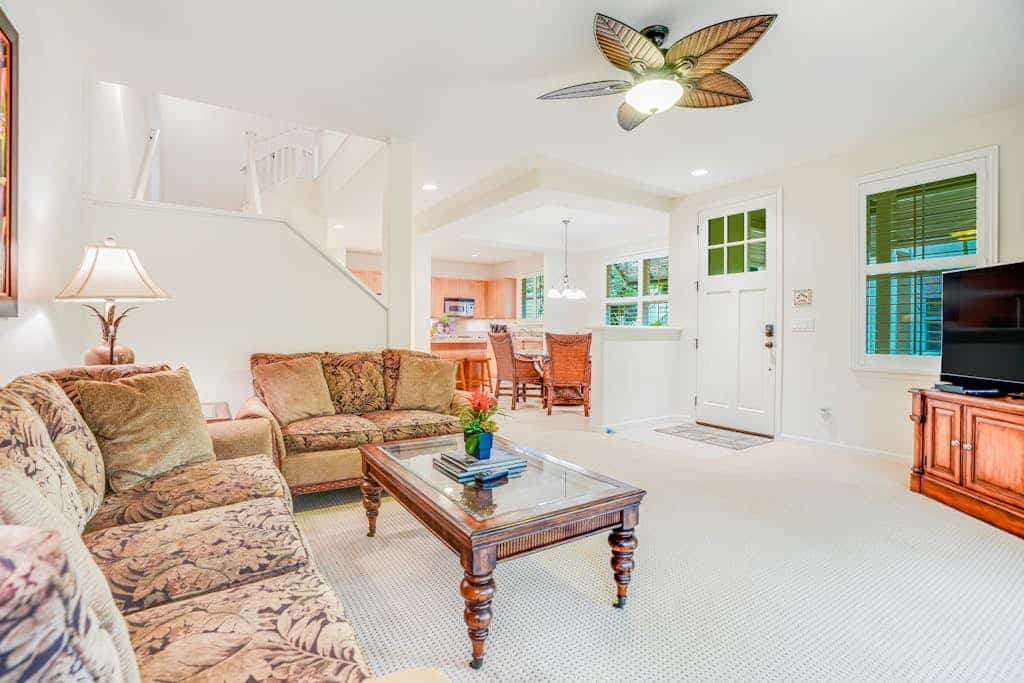 Exquisite condo with lanai, pool, hot tub, central AC, & W/D