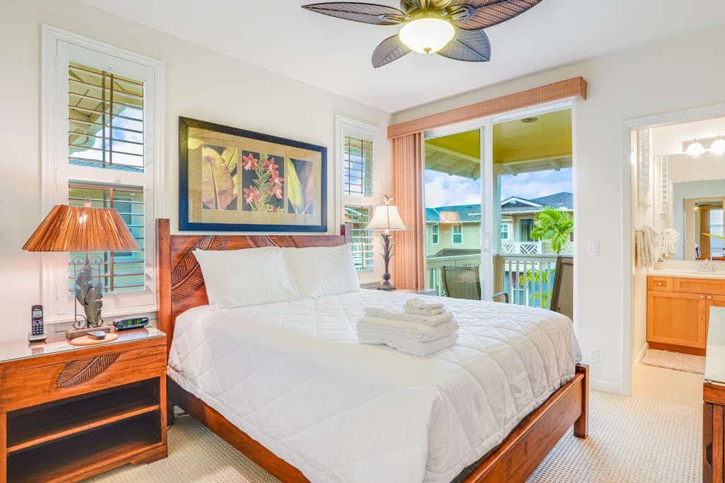 Exquisite condo with lanai, pool, hot tub, central AC, & W/D