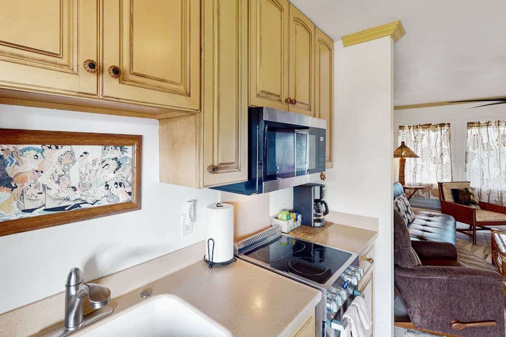 Ocean view condo near beach & dining, beach chairs & gear provided