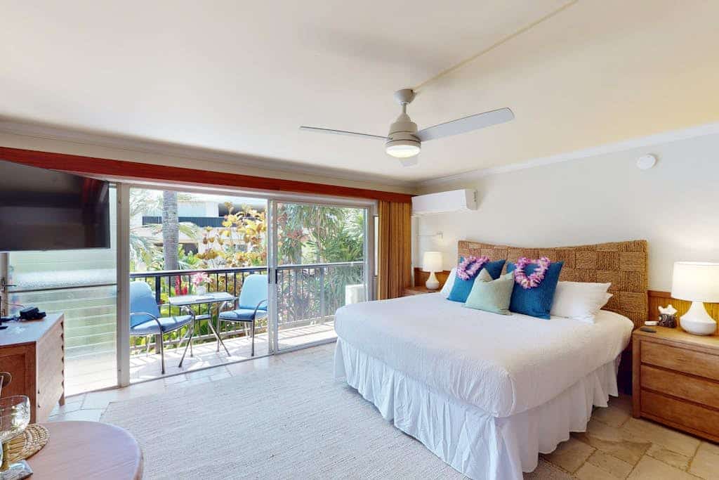 Beautifully renovated studio, shared pool and bbq, walk to beach